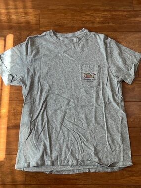 Vineyard Vines Maryland Theme Light Gray Short Sleeve Pocket Tee